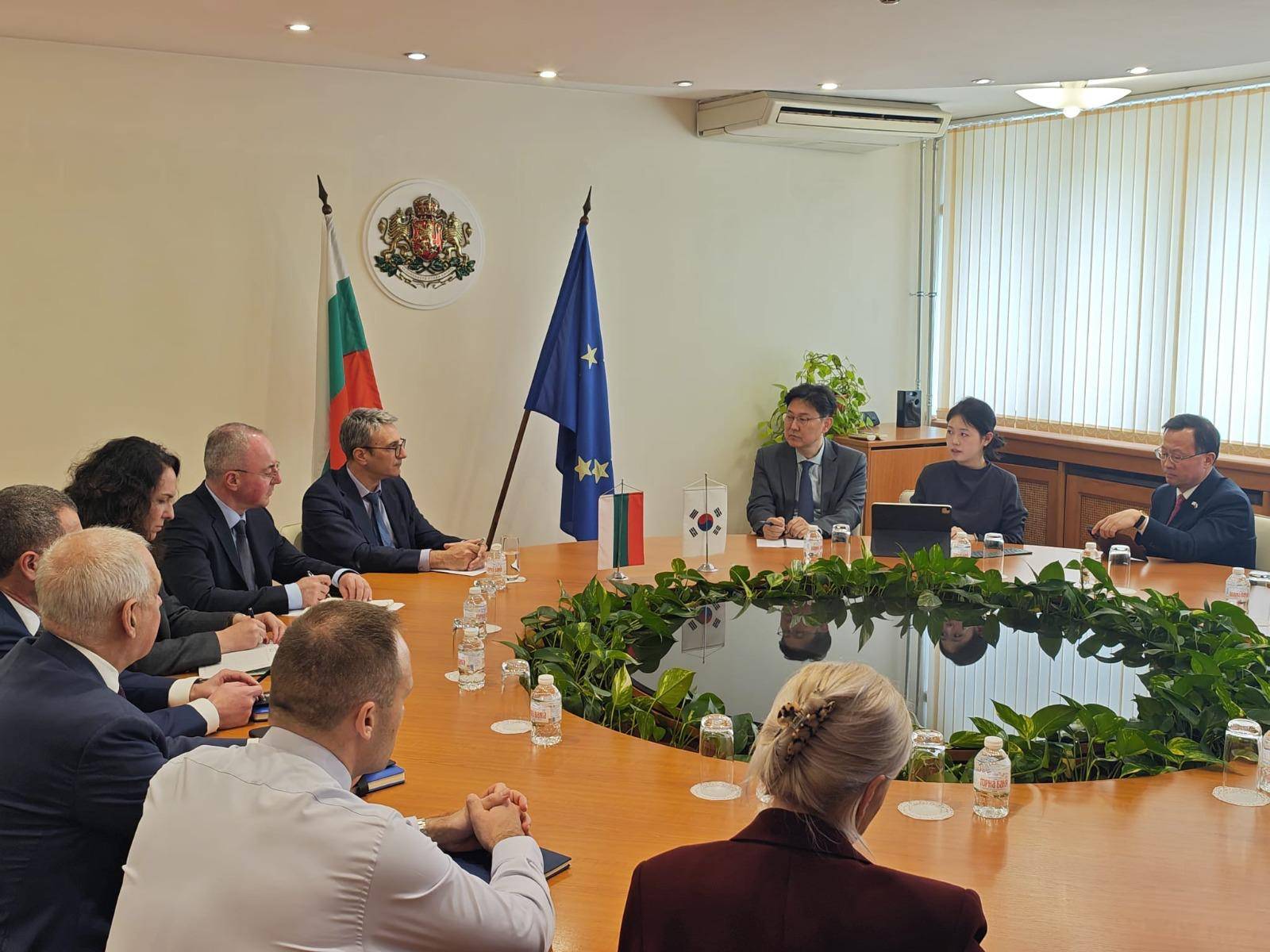 Министърът на енергетиката Трайчо Трайков, който се срещна с посланика на Южна Корея у нас Н.Пр. Донг-бе Ким и ръководството на Hyundai Engineering and Construction